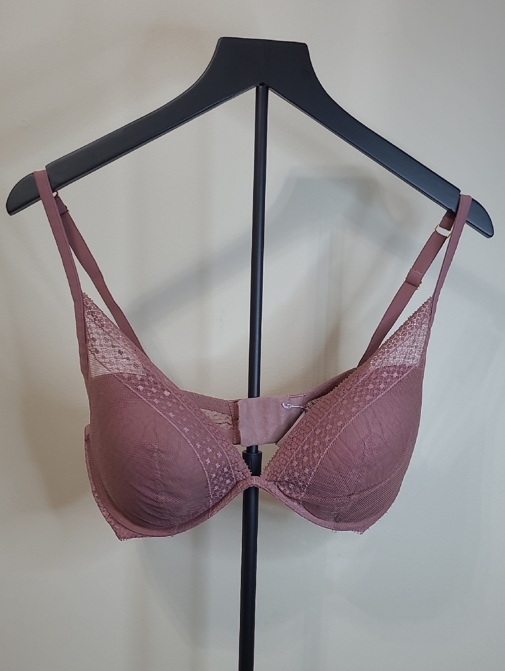 Victoria's Secret Dusty Rose Lace Underwire Plunge Bra size 38D